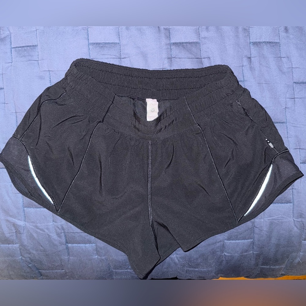Lululemon Hotty Hot Low-Rise Lined 2.5 
Great Used Condition